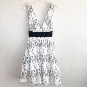 Forever White & Black Floral V-neck Dress Sz Small